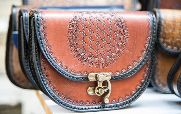 کیف چرم زنانه مجلسی شیک با بافت لطیف و رنگ طبیعی